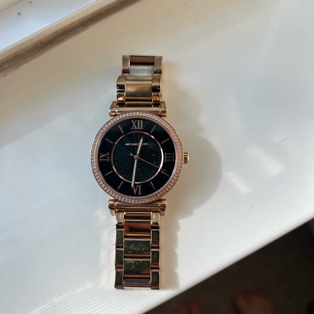 Model:MK3356
Case Diameter:38mm
Case Colour:Rose Gold
Strap: Rose Gold
No batt.